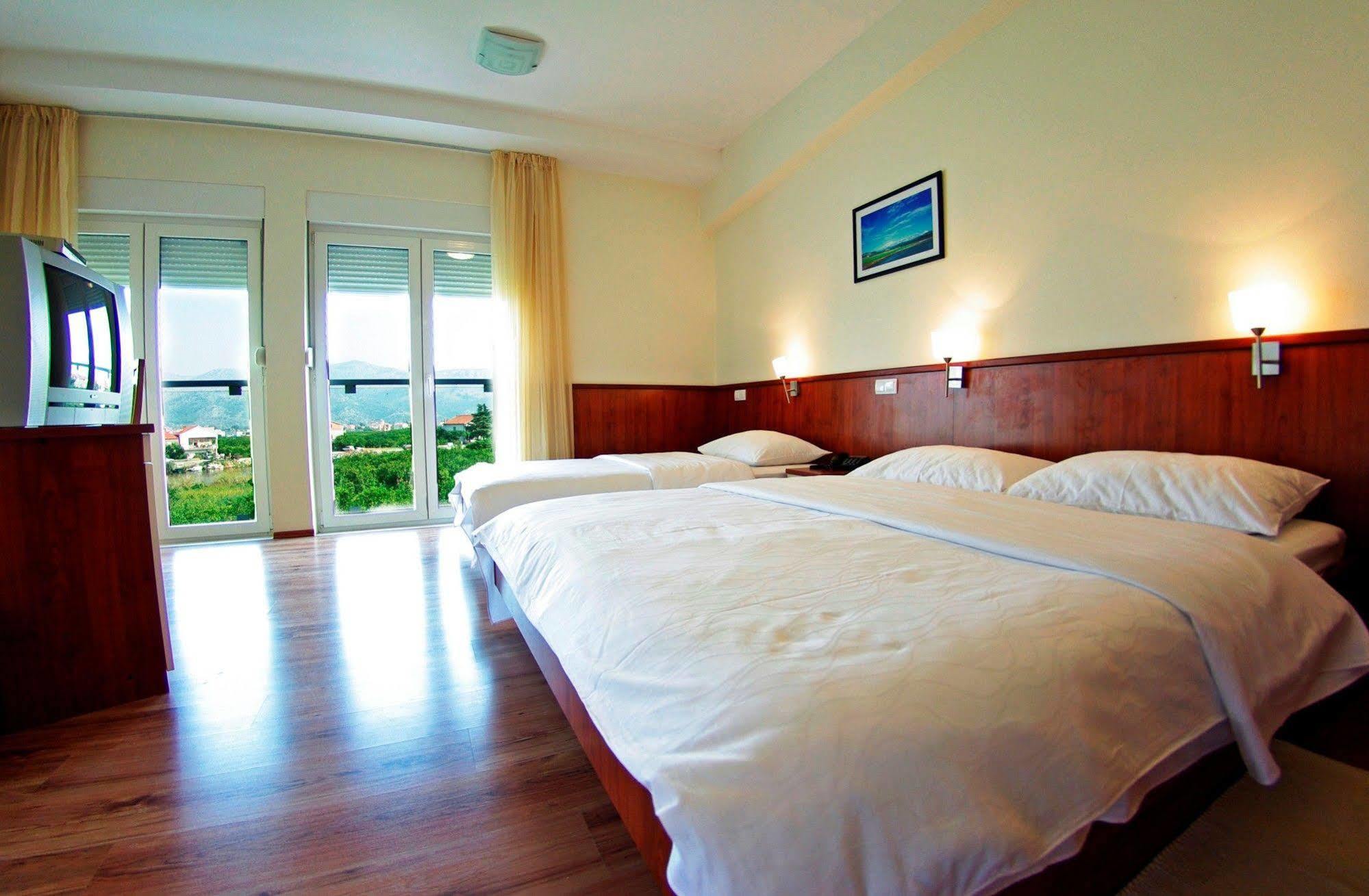 Hotel Merlot Opuzen  Esterno foto